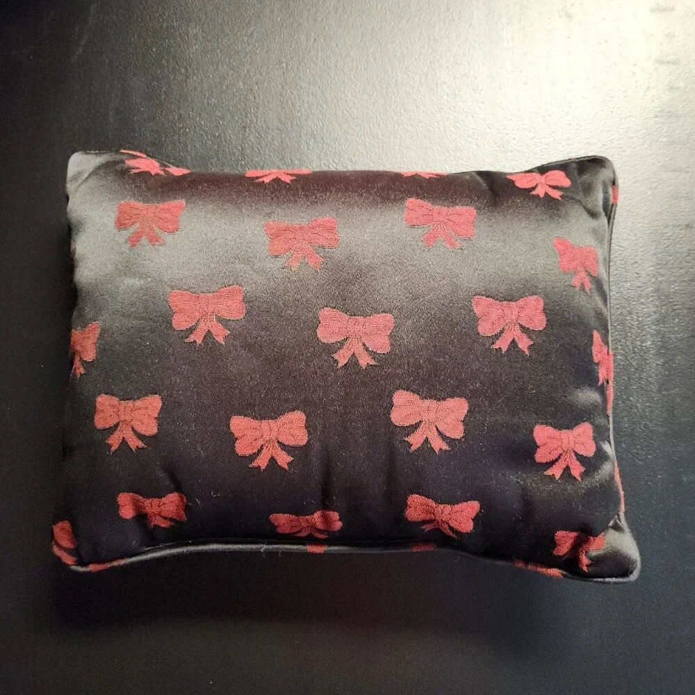 Needlepoint‎ Tapestry Christmas Throw Pillow Cats Kitten Presents W/Bows on Back